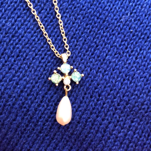 Avon vintage faux pearl drop gold tone necklace - Picture 2 of 6